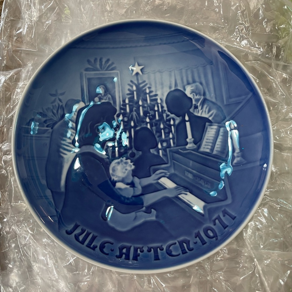 B&G Copenhagen Porcelain, Denmark. Christmas at Home Plate.